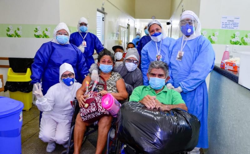 Equipe de saúde do Hospital Dona Mundiquinha em Maués com pacientes curados de Covid-19