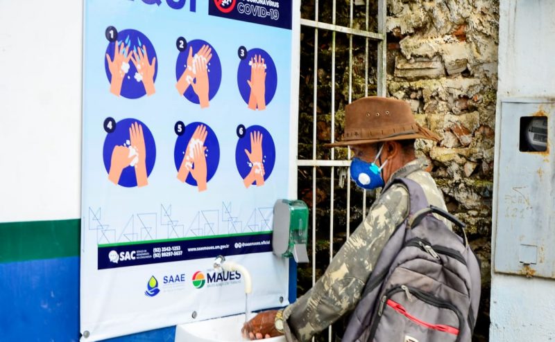 Prefeitura instala pias em locais públicos para a população higienizar as mãos
