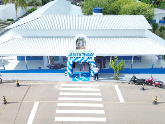 Prefeitura de Maués entrega escola revitalizada no Dia Mundial da Educação