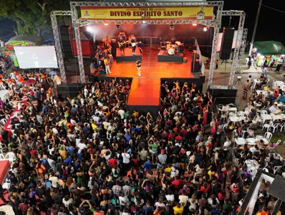 Festa do Divino Espírito Santo 2026 encerra com noite de fé, emoção e grande participação popular em Maués