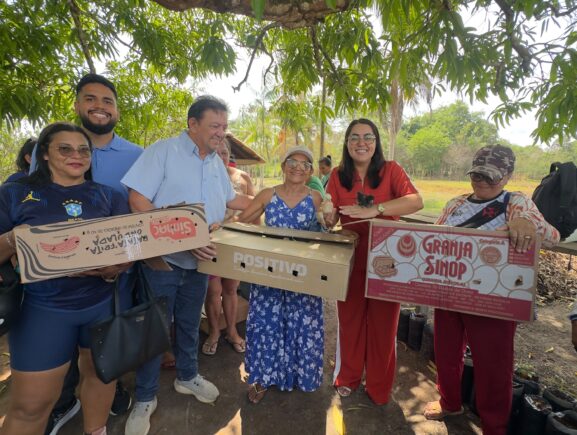 Prefeitura de Maués entrega pintinhos para produtores rurais e fortalece produção no campo